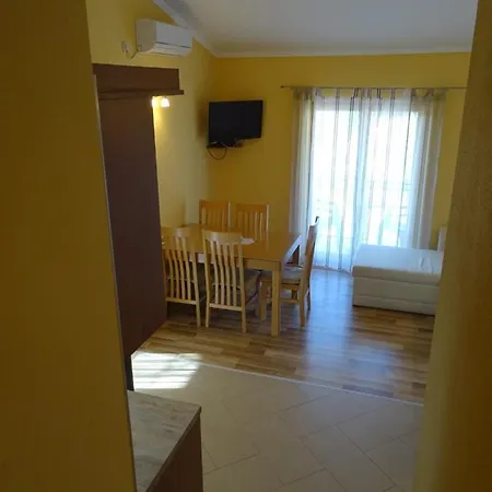 Apartment Orange & White Rovanjska